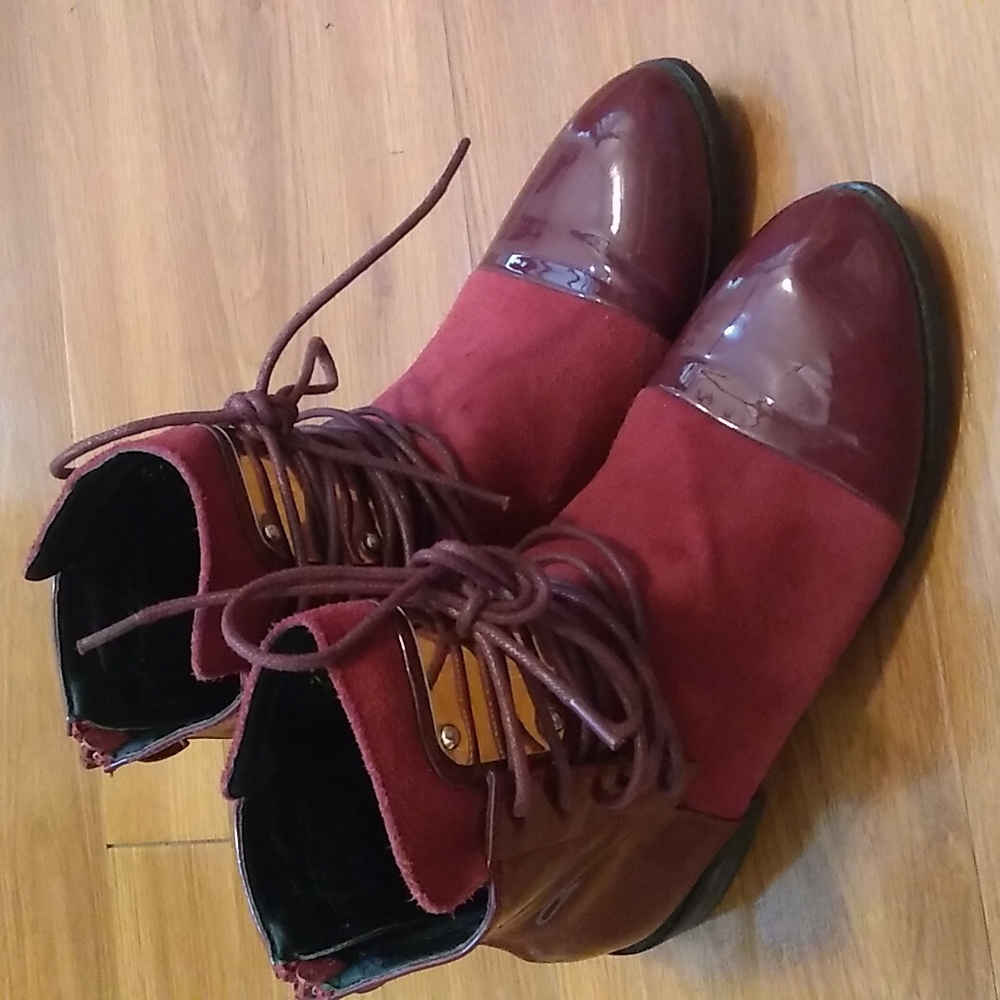 Rumbidzo by Lorraine patent leather/sueded burgundy boots with metal plate